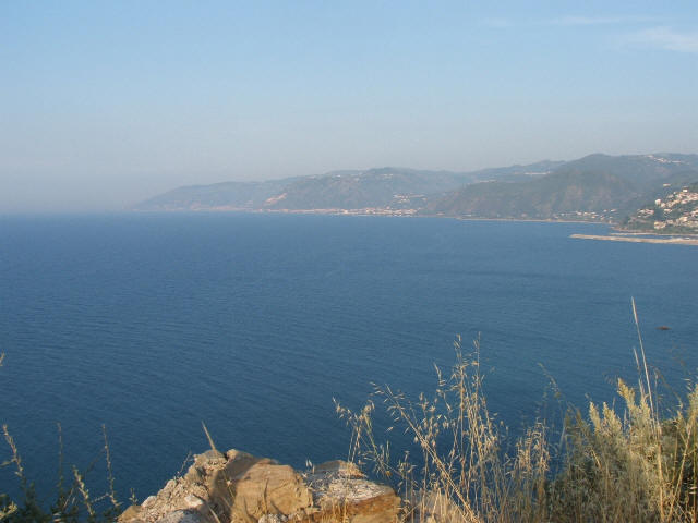 Capo d'Orlando - Ampia veduta della costa tirrenica tra le citt� di Capo d'Orlando (zona di S. Gregorio) e Brolo